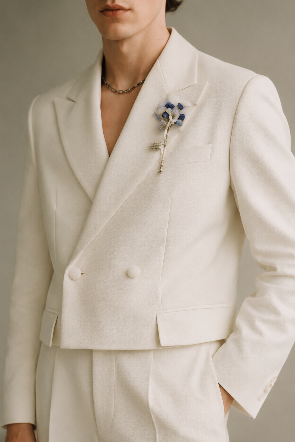 WHITE DOUBLE-BREASTED CROPPED SUIT